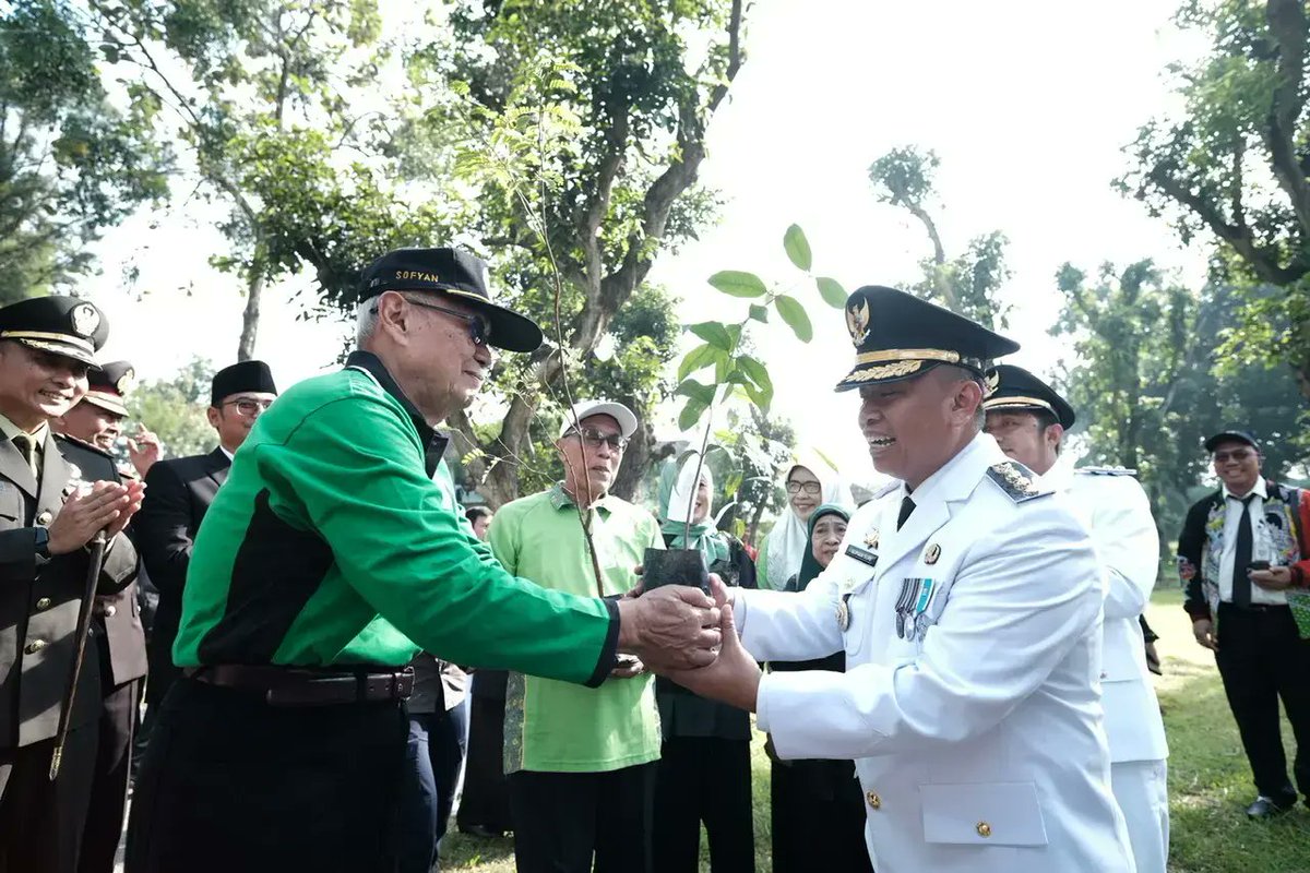 Peringati Hari Lingkungan Hidup 2025, Wali Kota Depok Bersama Purnabakti ASN Tanam 2.000 Pohon

berita.depok.go.id/peringati-hari…