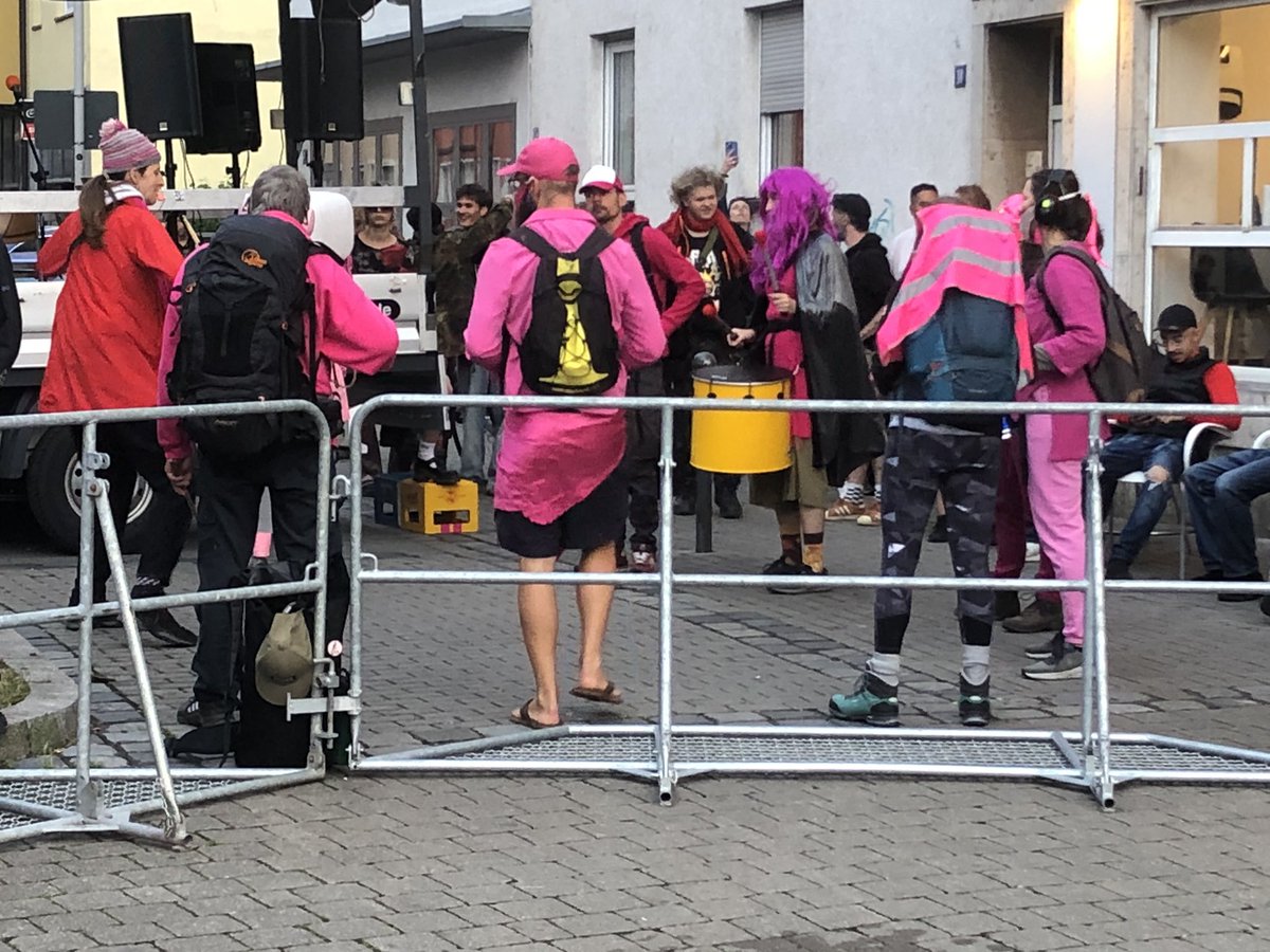 Gestern wurden am Karl-Bröger-Haus der <a href="/spdde/">SPD Parteivorstand 🇪🇺</a> in #Nuernberg Flamingos gesichtet. Sie klangen verwirrt und aufgescheucht. Gehören die zum Tiergarten <a href="/nuernberg_de/">Stadt Nürnberg</a>?

Hinweis an die Omas <a href="/OgRD_Buendnis/">🔴🔴🔴OMAS GEGEN RECHTS D-Bündnis</a>: Das Füttern von Flamingos ist gemäß Satzung A38 verboten.