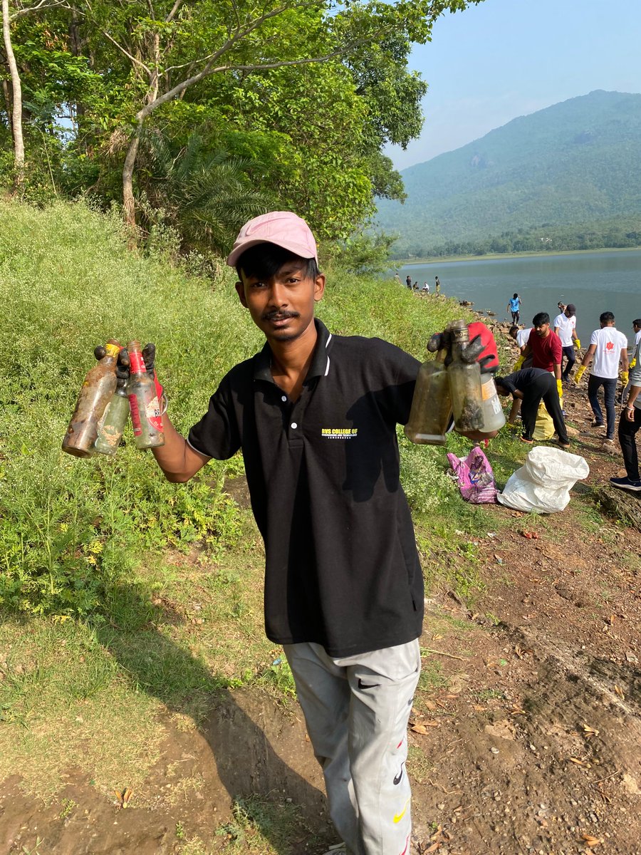SwachhBharatGov's tweet photo. Jamshedpur aims for plastic-free rivers! 🌊
Under the #BeatThePlastic campaign, Jamshedpur MC & NGOs conducted a Plog Run & cleanup drive, collecting 300+ kg of plastic waste which was sent to the Plastic Waste Management Unit later.
#WorldEnvironmentDay #EndPlasticPollution https://t.co/T9l50KbVPw