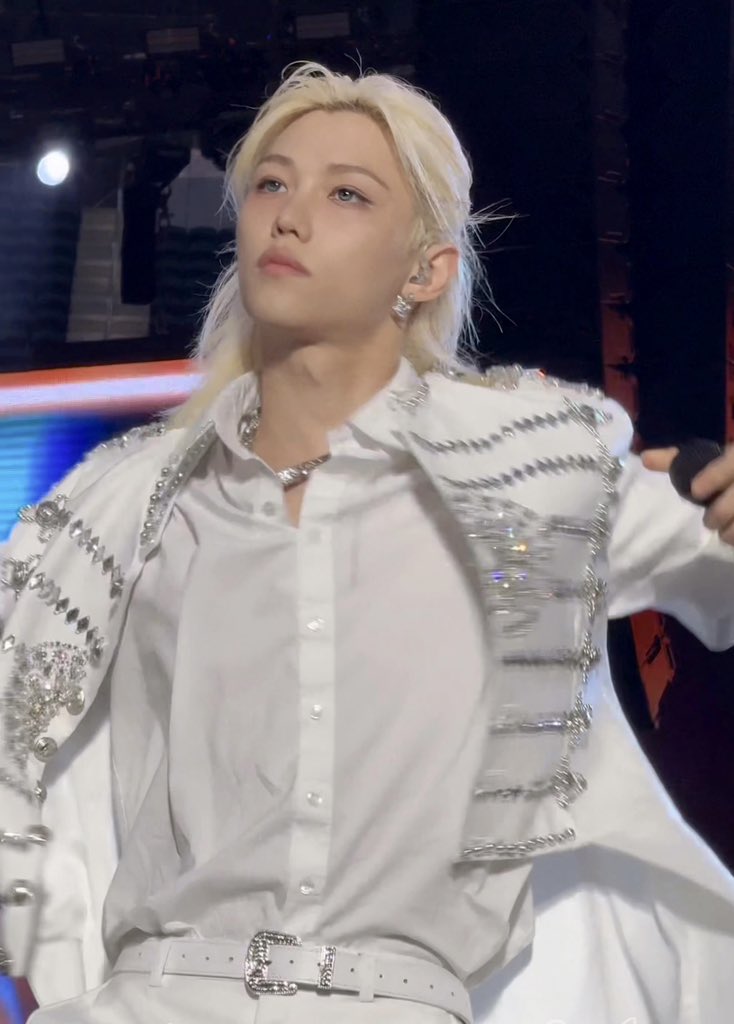 BBOKARILOOKS's tweet photo. my jaw just literally dropped... how is this a real human being??? https://t.co/oIeMVrsJkb