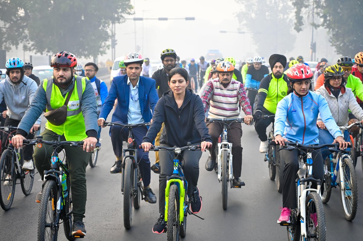 पेडल घुमाओ, फिटनेस पाओ! 🔥🚴‍

साइक्लिंग शरीर को फिट, और मन को एकाग्र बनाती है। 
यह एक इको-फ्रेंडली और हेल्दी आदत है।

आज #WorldBicycleDay पर संकल्प करे हर दिन साइकिल चलाएं, फिटनेस की ओर पहला कदम बढ़ाएं!

#WorldBicycleDay #CycleForHealth #FitIndiaMovement