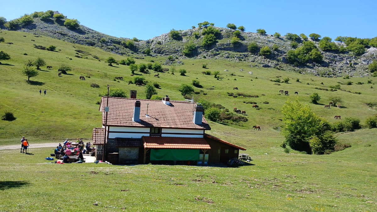 🌅Inoiz amestu duzu errutinatik ihes egin eta zeure buruarekin naturan konektatzea?

Duela gutxi, Gorbeiako Gurutzera igotzeko aukera paregabea izan genuen, bizi izan dugun egunsentirik ikusgarrienetako bat ikusteko. Une gorena!✨💚

#feeltheadventurebasque #gorbeiaeuskadi