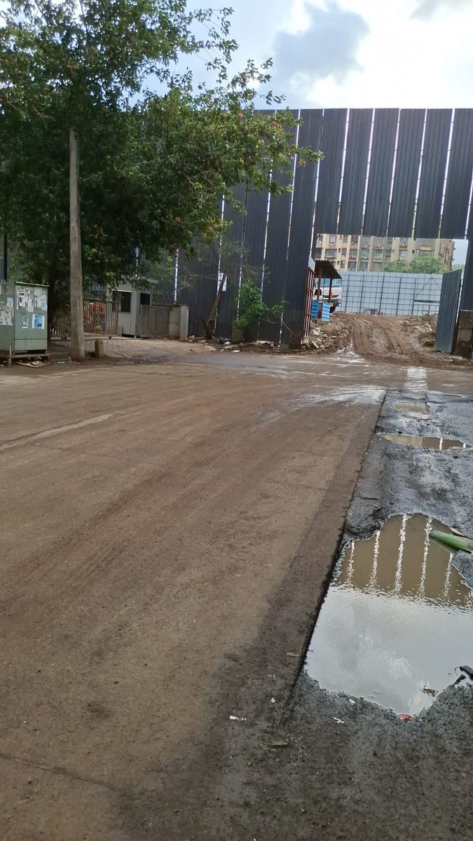 bpkalia's tweet photo. 🚨 URGENT
Entire road from Thakur Public School to Oxford School, Thakur Village, Kandivali East is full of mud & debris due to nearby construction work.
It’s extremely slippery and dangerous, posing risk to pedestrians & school children.
No proper cleaning by authorities!

📍@mybmc @mybmcWardRS
📍@MPCBOfficial
📍@MumbaiPolice
📍@CMOMaharashtra @mieknathshinde @PiyushGoyal @miprakashsurve  @Petition_Group 
Please take immediate action!

#ThakurVillage #KandivaliEast #BMC #MPCB #ConstructionHazard #UnsafeRoads