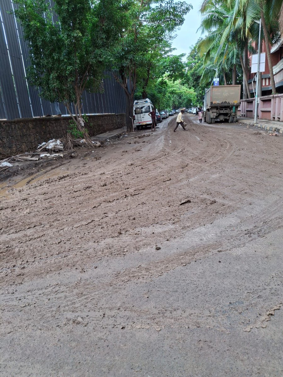 bpkalia's tweet photo. 🚨 URGENT
Entire road from Thakur Public School to Oxford School, Thakur Village, Kandivali East is full of mud & debris due to nearby construction work.
It’s extremely slippery and dangerous, posing risk to pedestrians & school children.
No proper cleaning by authorities!

📍@mybmc @mybmcWardRS
📍@MPCBOfficial
📍@MumbaiPolice
📍@CMOMaharashtra @mieknathshinde @PiyushGoyal @miprakashsurve  @Petition_Group 
Please take immediate action!

#ThakurVillage #KandivaliEast #BMC #MPCB #ConstructionHazard #UnsafeRoads
