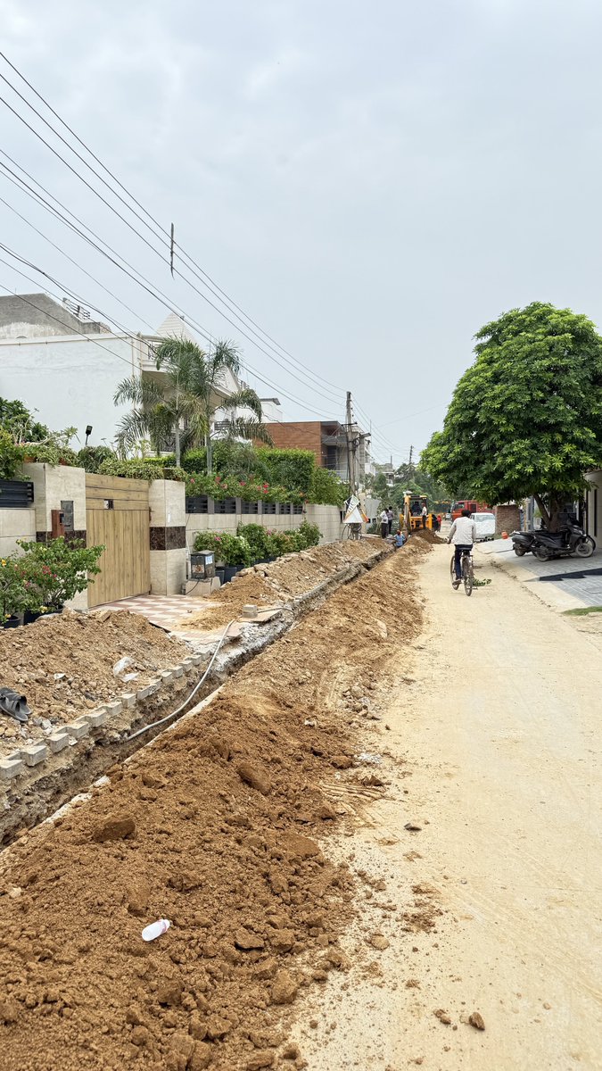 SandeepMall's tweet image. Municipality doing what it does best. Destroying what was working. In the process bursting gas pipeline, internet wires.