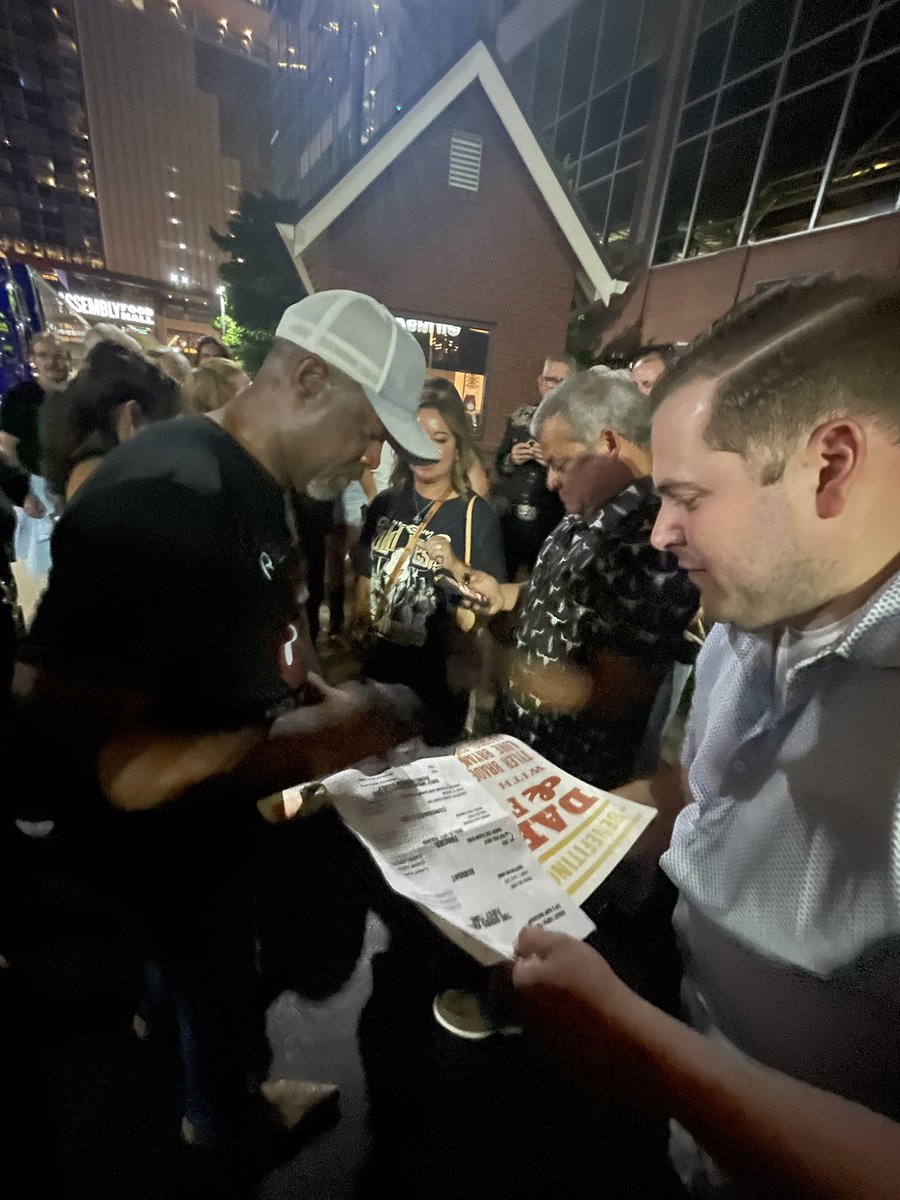 Milliano86's tweet photo. Yoo @dariusrucker  person I was with I let them hold the signed set list thst you signed poster from tonight and but someone stole it out of her bag! I’m so mad since I wanted to frame this pic and put the signed documents and hang in my basement with other things I have from you https://t.co/2a9QOOGmMg