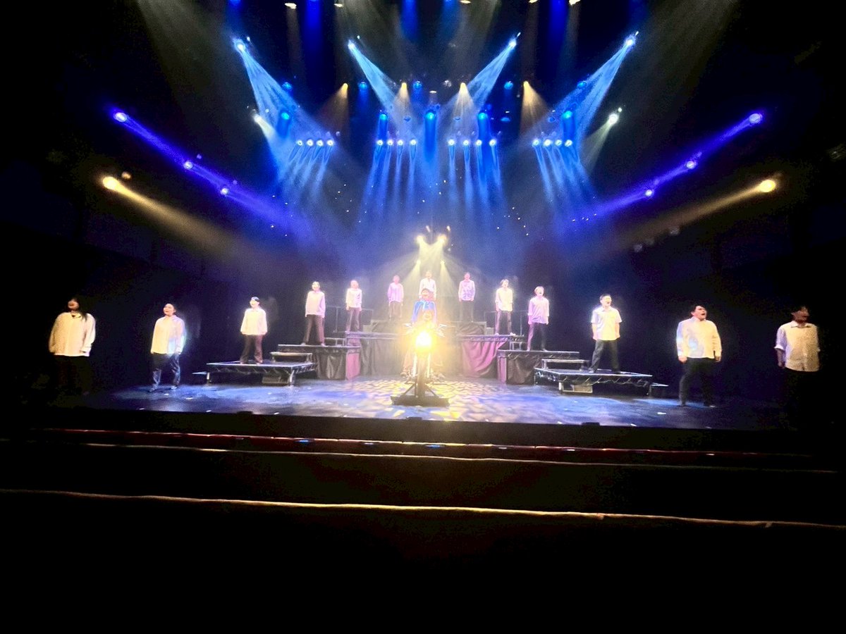 shonan21dslife's tweet image. #TheaterCompany夜明け
「Blue moment」
KAAT神奈川芸術劇場
無事に終演致しました。共に舞台を作り上げたキャスト・スタッフ、約600名のお客様、そして遠くから応援して頂いた全ての方々。本当にありがとうございました。
作・演出、K役:#木之枝棒太郎
#夜明けブルー #TC夜明け