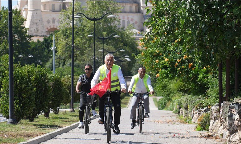 🚴‍♂️ 3 Haziran Dünya Bisiklet Günü

Bisiklet; sağlıklı yaşamın, temiz çevrenin ve sürdürülebilir ulaşımın simgesi.
Günlük yaşamda bisiklet kullanmak; obezite, diyabet ve kalp hastalıklarıyla mücadelede etkili bir adım.

🏙️ Sağlıklı şehirler için bisiklet yollarını artırmak, daha