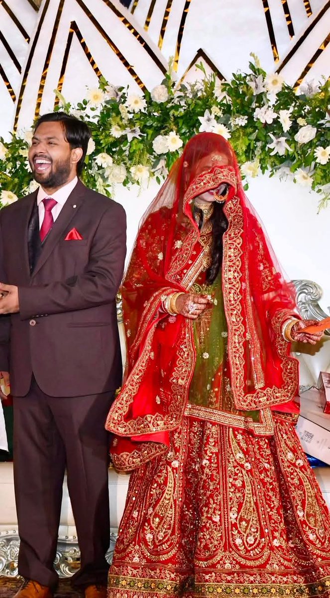 निजी मामला है घुंघट निकाले या न निकाले, 
तुम्हें दिक्कत है घुंघट से मत निकालो,न ही अपनी वाली से निकलवाना और न ही किसी पर जबरदस्ती थोपना,
दूसरों की ज़िंदगी में ही ताका झांकी करना बस इससे अच्छा दोनों को शादी की बधाई देते लेकिन नहीं....
ट्विटर वालों को बस हर जगह क्रांति करनी हैं🤦🏻‍♀️
