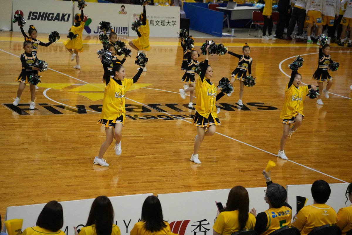 kazookazoo1's tweet photo. PO第3戦。フロアーにでていないときもUAのお姉さんと一緒に素晴らしい応援を展開しているお嬢さんたち。礼儀正しく一生懸命な少女たちの成長の過程に同席している感覚、嬉しすぎる。
#香川ファイブアローズ #LittleArrows https://t.co/Dvk8GpYyQw