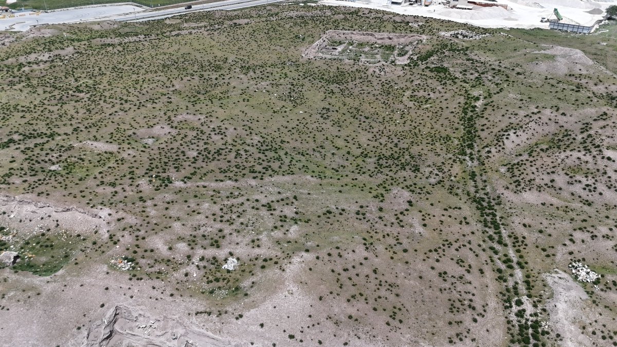 arkeolojihaber's tweet photo. 📍 Eskişehir'in 3 km kuzeydoğusunda yer alan Şarhöyük-Dorylaion’da 2021'den beri süren arkeolojik kazılar devam ediyor.

Kazı Başkanı Prof. Dr. Mahmut Bilge Baştürk, bölgede Kalkolitik Çağ'dan Bizans’a kadar 9 farklı katman tespit ettiklerini söyledi. Antik Dorylaion kentiyle özdeşleşen höyükte Hititlerden Friglere, Romalılardan Bizans’a kadar pek çok medeniyetin izleri yer alıyor. Prof. Baştürk, bu alanın "Eskişehir’in tarihi özeti" olduğunu vurguladı. “Merkezin neredeyse içinde olup da bu kadar iyi korunmuş başka bir arkeolojik alan Türkiye’de çok az” diyen Baştürk, Şarhöyük’ü turizme kazandırmak için büyük bir arkeopark projesi planladıklarını açıkladı. Proje kapsamında antik dönemlere ait evlerin 3D replikalarının yapılması hedefleniyor. Böylece ziyaretçiler Hitit, Frig, Pers, Helenistik ya da Bizans döneminde bir evin nasıl göründüğünü yerinde deneyimleyebilecek. Baştürk: “Şarhöyük’te bulduklarımızı herkesin görmesini, tarih ile birebir temas kurmasını istiyoruz. Bu proje Eskişehir’in tarihi kimliğini daha da güçlendirecek.” Kaynak: İHA (27.05.2025)