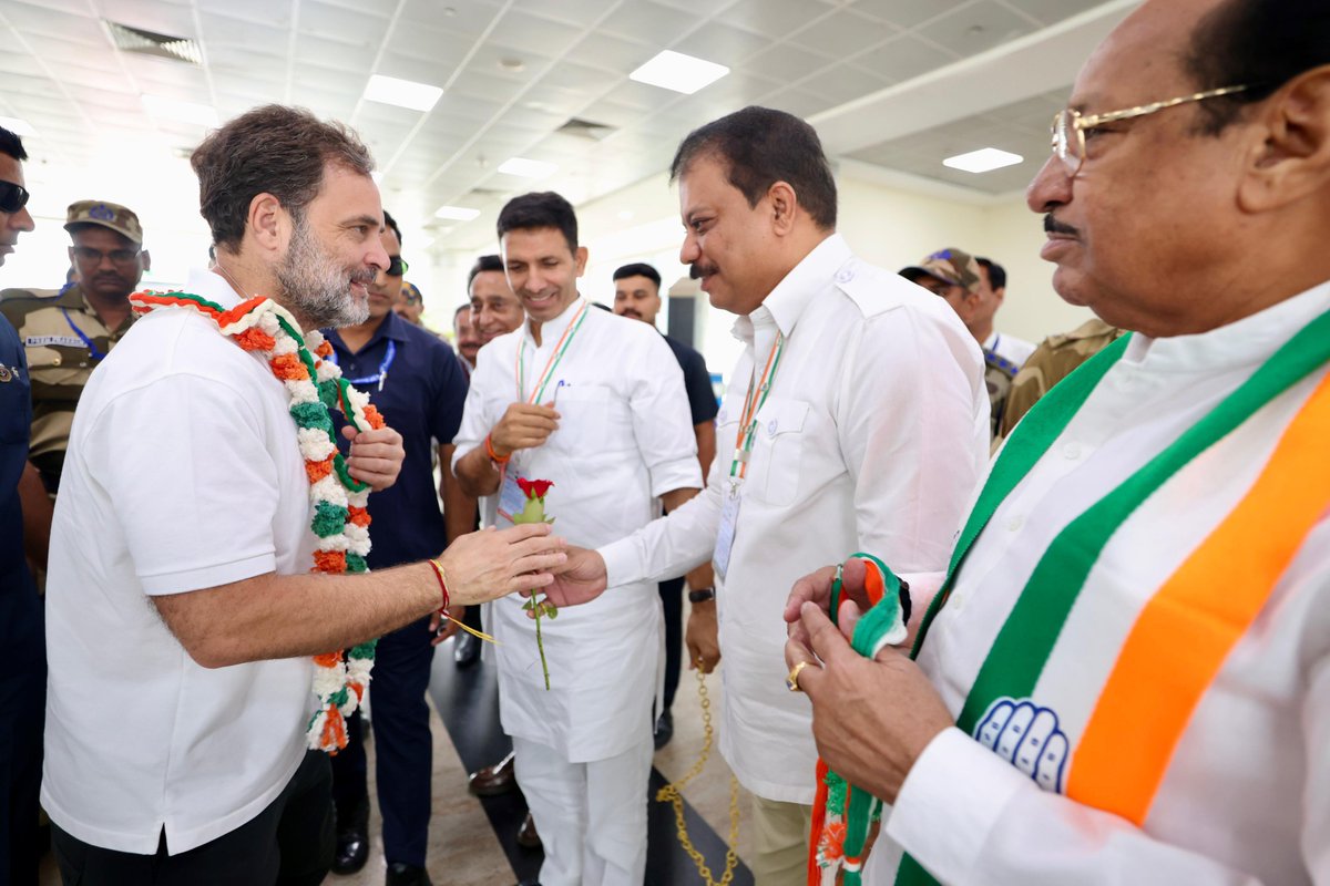 नेता प्रतिपक्ष श्री <a href="/RahulGandhi/">Rahul Gandhi</a> जी का भोपाल एयरपोर्ट पर कांग्रेस के नेताओं और कार्यकर्ताओं द्वारा आत्मीय स्वागत किया गया।

📍 मध्य प्रदेश