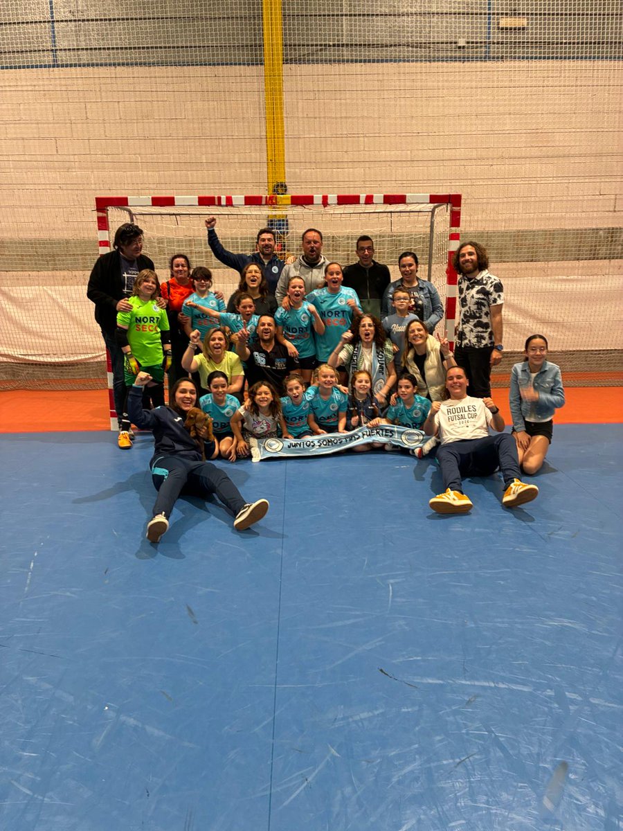 ALEVÍN B| ¡Victoria, victoria, victoria!🥳 Nuestras pequeñas demuestran en el último partido de liga todo el trabajo y esfuerzo que han realizado durante toda la temporada. Esto es solo el comiendo chicas🙌🏽💪🏽 ¡El año que viene a por más!😊