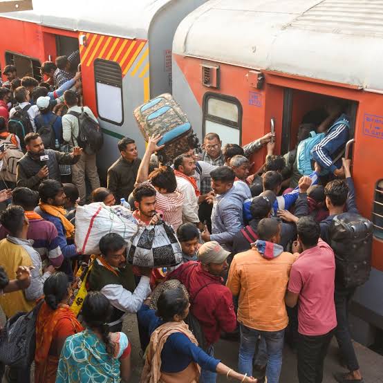 KraantiKumar's tweet image. 2010 में चीन 4 ट्रिलियन डॉलर अर्थव्यवस्था का देश बना. 

लेकिन चीन ने 2008 में ही 350 किलोमीटर प्रति घंटे की रफ्तार से बुलेट ट्रेन दौड़ा दी.

4 ट्रिलियन अर्थव्यवस्था वाला देश बनते ही चीन ने 2018 तक अपने यहां गरीबी खत्म कर दी. और

48,000 किलोमीटर बुलेट ट्रेन का जाल पूरे देश में…