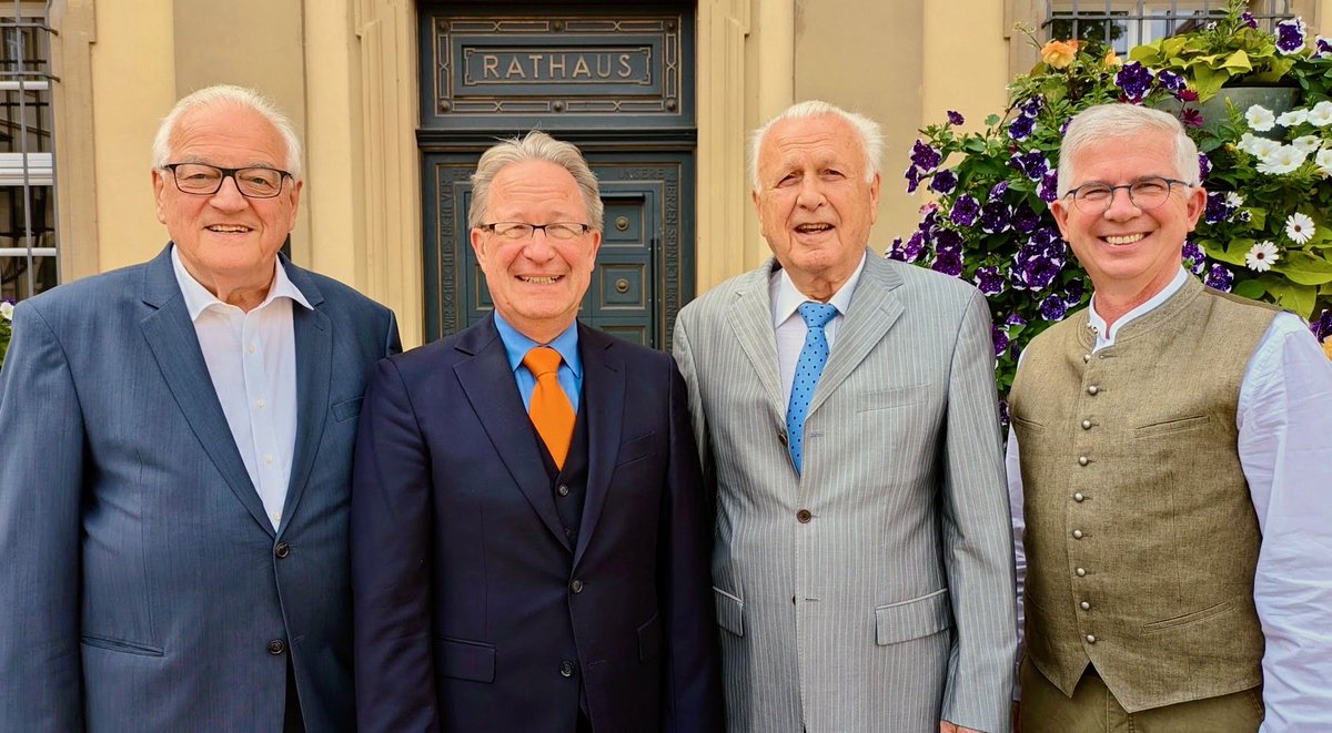FDPWuerz's tweet photo. FDP, WL &amp; ZfW bilden neue Fraktion im Würzburger Stadtrat: @UllmannFDP, Spatz, Weber &amp; Baumann stehen für bürgerliche, erfahrene &amp; zukunftsorientierte Politik. Ziel: konstruktiv gestalten, klare Haltung zeigen &amp; Würzburg verantwortungsvoll weiterentwickeln. #Würzburg #Stadtrat https://t.co/7ta1khb451