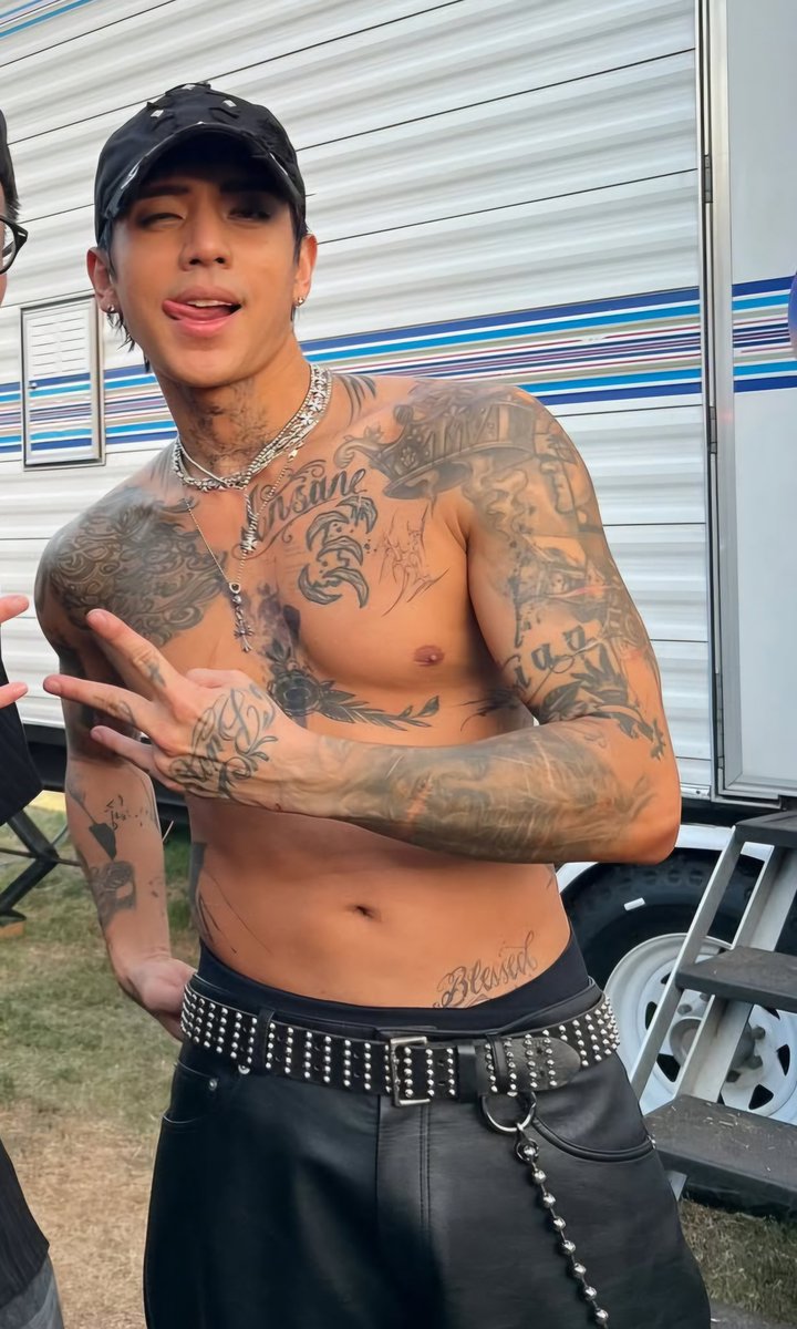 Saviona_'s tweet image. I just realised we can see the "Blessed" tattoo very clearly here. And also, he has very beautiful tattoos. And also his biceps-