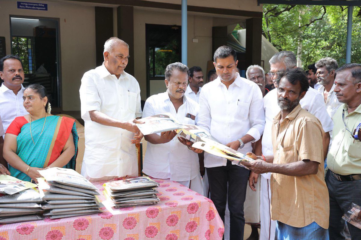 முத்தமிழ் அறிஞர் டாக்டர் கலைஞர் அவர்களின் 102-வது பிறந்தநாளை முன்னிட்டு, வள்ளியூரில் தலைவர் கலைஞர் அவர்களின் திருஉருவப்படத்திற்கு மலர் தூவி மரியாதை செலுத்தி, பேரூராட்சியில் பணிபுரியும் தூய்மை பணியாளர்களுக்கு நலத்திட்ட உதவிகள் வழங்கி பொதுமக்களுக்கு இனிப்புகள் வழங்கினேன்!