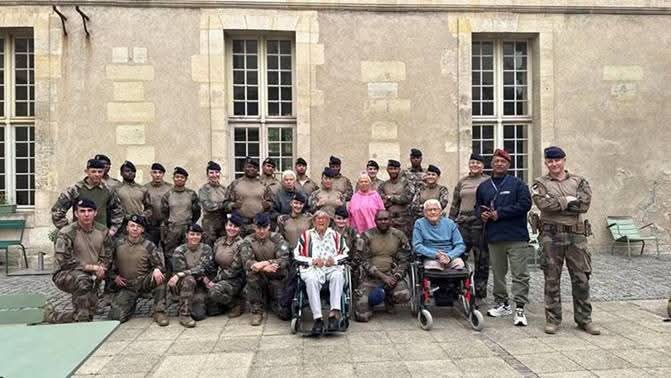 RegimentMedical's tweet image. Une délégation de la 5ᵉ compagnie est allée à la rencontre du CC1 Mikaële, ancien du Régiment médical, blessé en service. Un moment fort en émotion, et en respect.
Enfin, un petit détachement a pris part avec enthousiasme aux courses solidaires au profit du Bleuet de France.