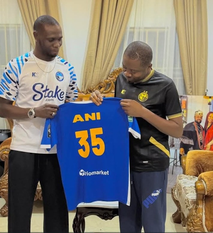 🎯 Worthy Ambassador, CHAN Eagles &amp; Enyimba Keeper, Ani Ozoemena representing the People's Elephant' bag as he takes the brand home, branding admirers...
Okwulorah-Enugu 

#NPFLoffSeason
#Enyimbafc4Ever
#Together4Victory
