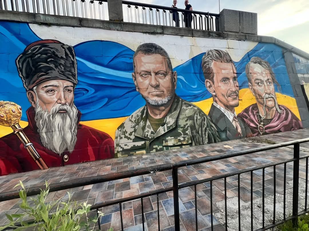 HRskiy's tweet image. У Києві на Дніпровській набережній з'явився великий мурал, на якому зображені історичні діячі України різних епох. Центральною у ньому є постать генерала у відставці та ексголовкома ЗСУ Валерія Залужного, Святослав Хоробрий, Петро Конашевич-Сагайдачний та Дмитро Донцов.
Такими