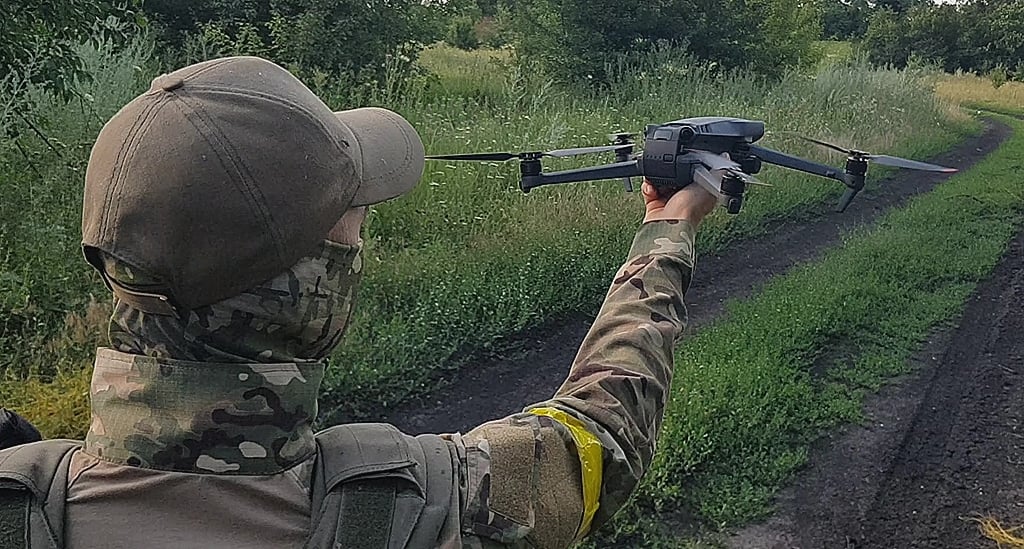 There are indications that China stopped sales of DJI Mavic drones to Ukraine. This could have implications for Ukraine's defense capabilities. #China #Ukraine #Drones #Technology #DefenseCapabilities technology.org/2025/06/02/chi… #StandWithUkraine