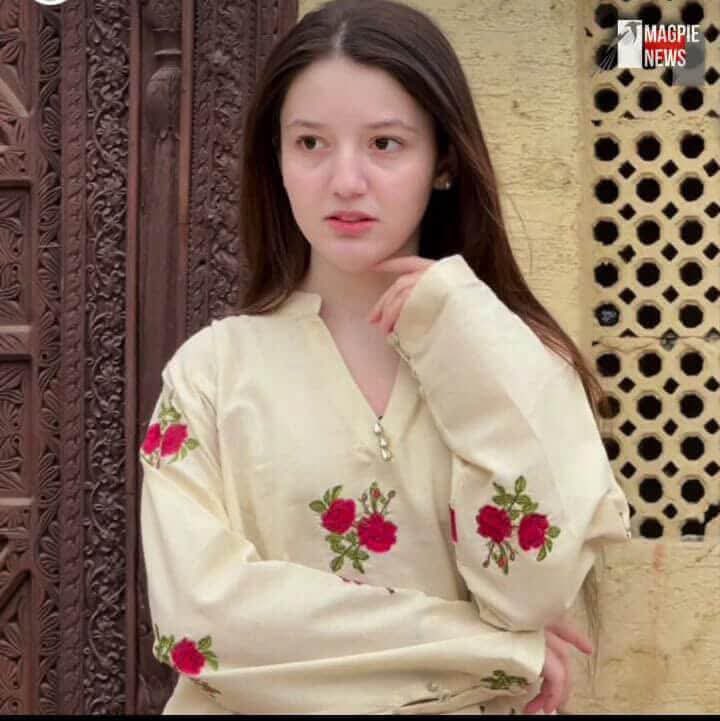 ټول وطن يو تور ځنګل شى يو د بل په غـوښو پـائى 🥀
ځناور  ترې  امان غواړي چې انسان په كومه تېر شى 🥺

علم چل شى مذهب دام شى رنګ حلالو کښې حرام شى 💔
هر سبا لکه ماښام شى ژوند په  تور  آفت كښ ګـېر شي 🥲

#sanayousaf #RestInPeace