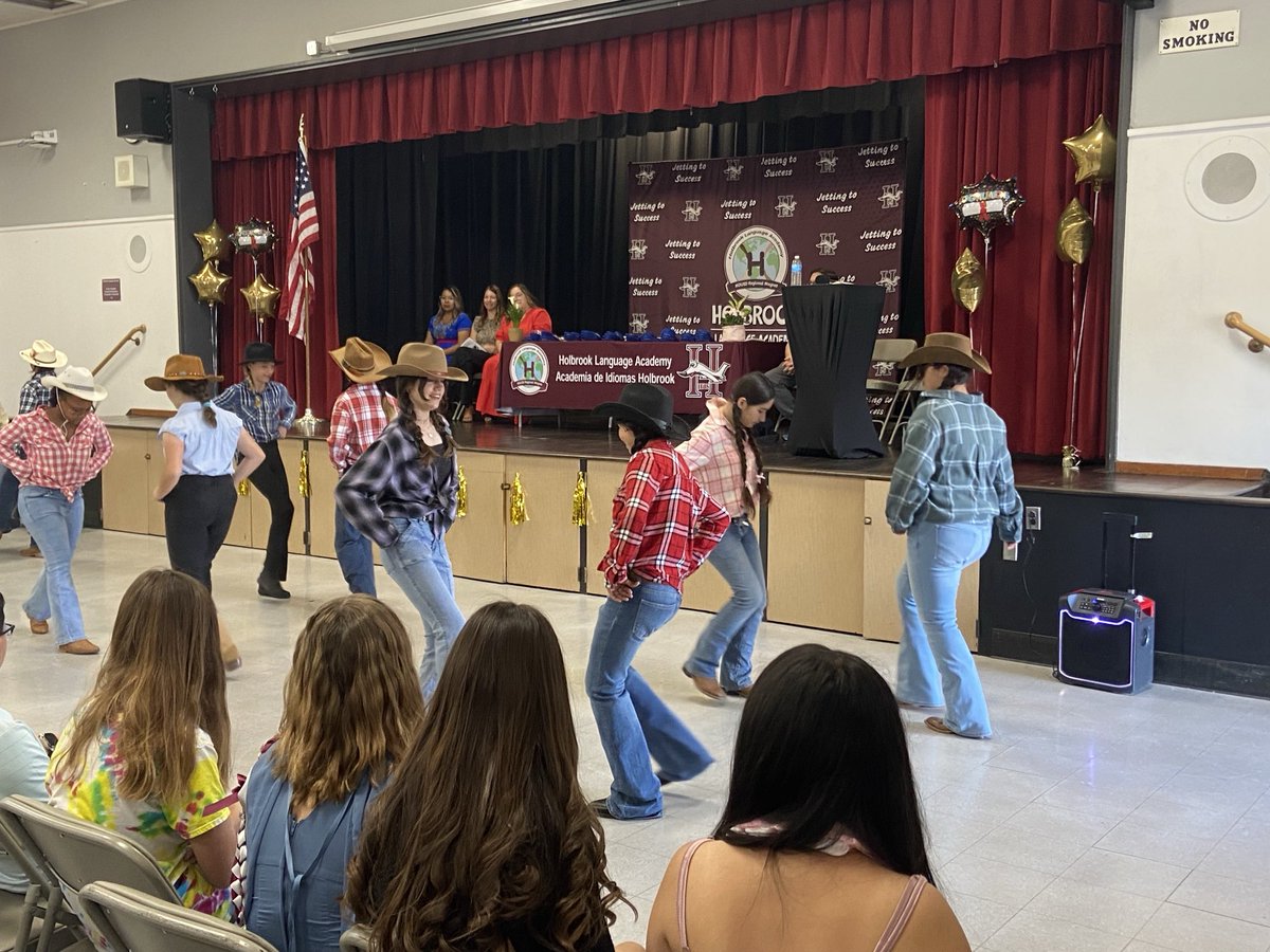 Our middle school Ballet Folklorico performs in our 5th grade Celebration. #WeAreHolbrook 💕thank you, Maestra Cucaita!
