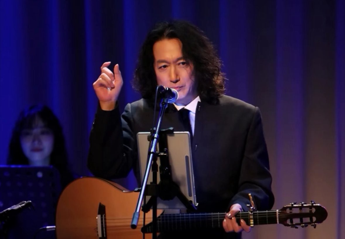 ‘아마도 그건’ ‘갈채’ ‘드라이브’의 주인공 최용준 가수님 입니다. 그동안 혹여라도 피해가 갈까 언급하지 않았는데 직접 용기를 내어주셔서 소개합니다. 백브리핑 채팅창에도 간혹 등장해주십니다. 쉽지 않은 용기와 결정 감사합니다. 제가 훨씬 더 오래된 가수님의 찐팬입니다. 조만간 뵙겠습니다.