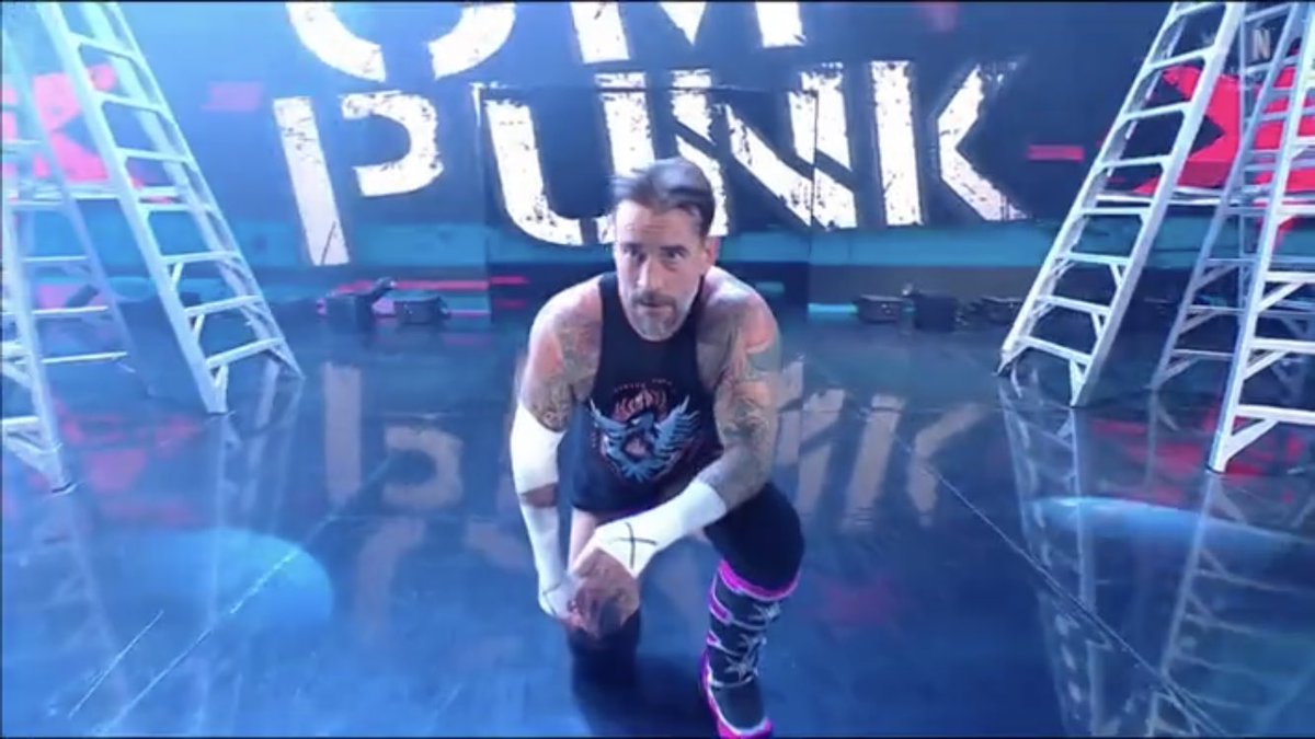 Three men. One final spot in the Money In The Bank. Who's gonna grab it? 🍿
#WWERaw