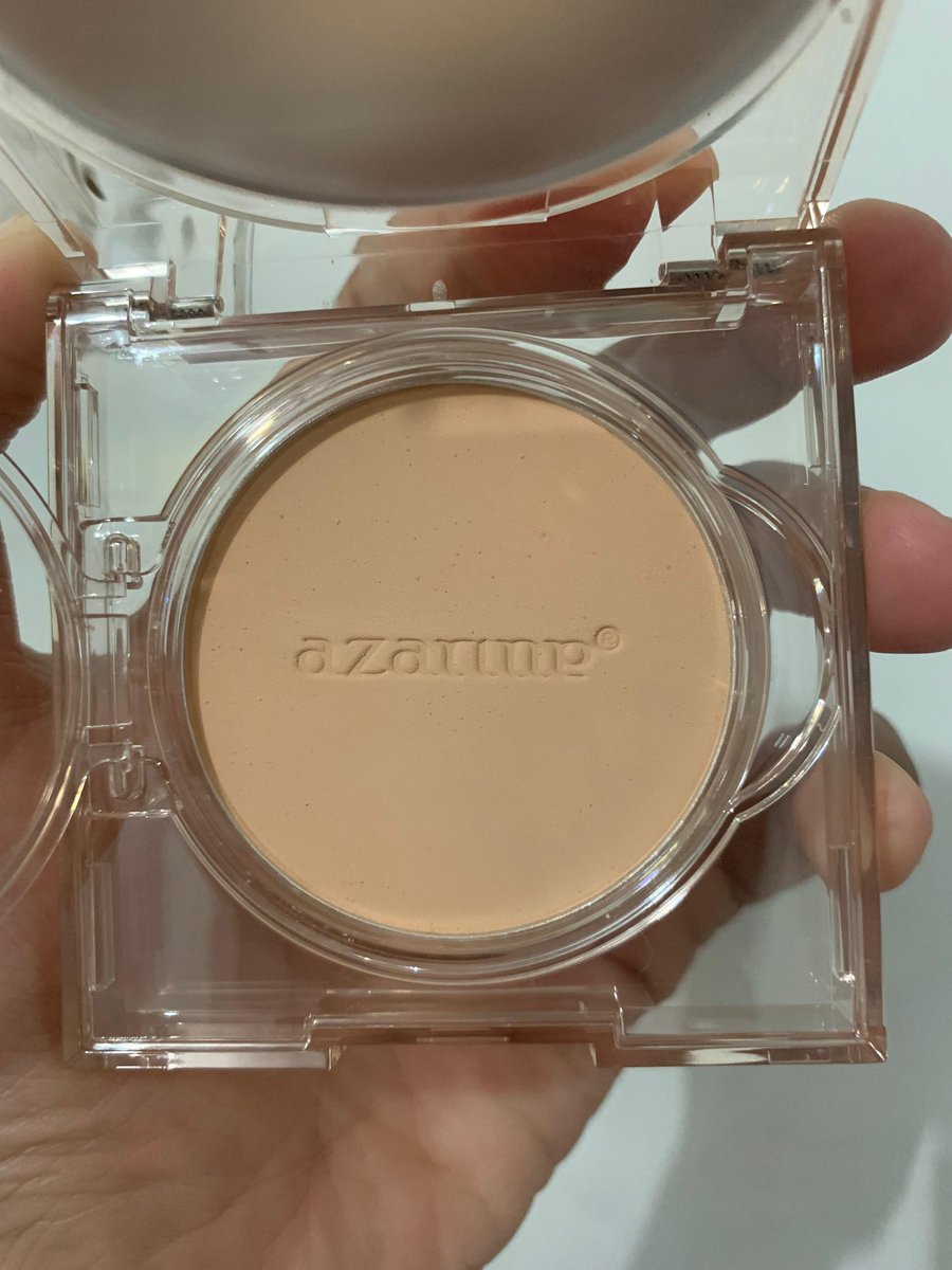 crushnyareece's tweet image. Kalau kamu cari makeup yang soft dan natural tapi hasilnya tetap flawless, Azarine Two Way Cake ini worth banget dicoba. Ringan di kulit tapi nutupin noda juga.