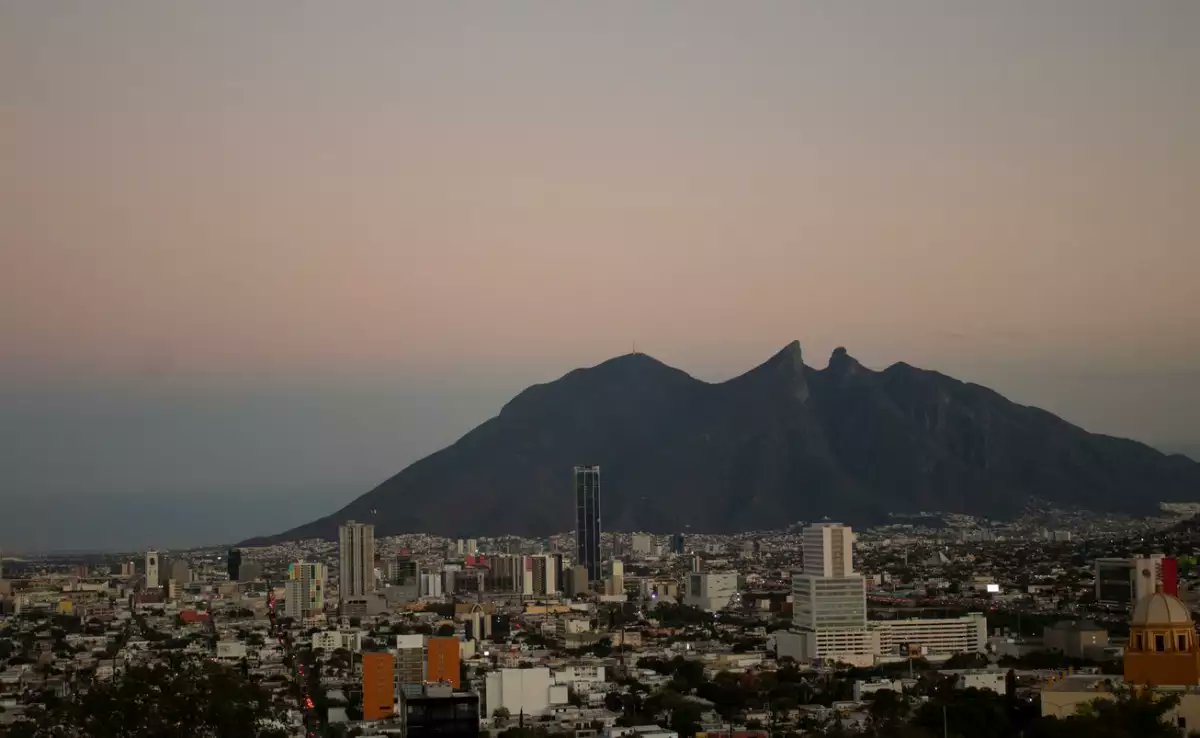 Les comparto este texto de Jorge Macías, economista ambiental y urbano <a href="/FearEconomist/">Jorge A. Macías</a>, que cuestiona desde dónde hablamos del cambio climático y a quién dejamos fuera cuando lo volvemos solo un dato técnico. Abre un desplazamiento importante del discurso ambiental hacia lo
