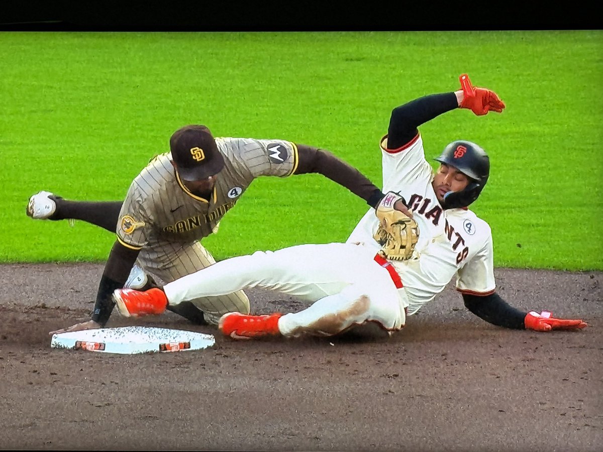 Miggie24's tweet photo. Safe or Out?
#MLB replay just called this safe https://t.co/J54Z2GMFwD
