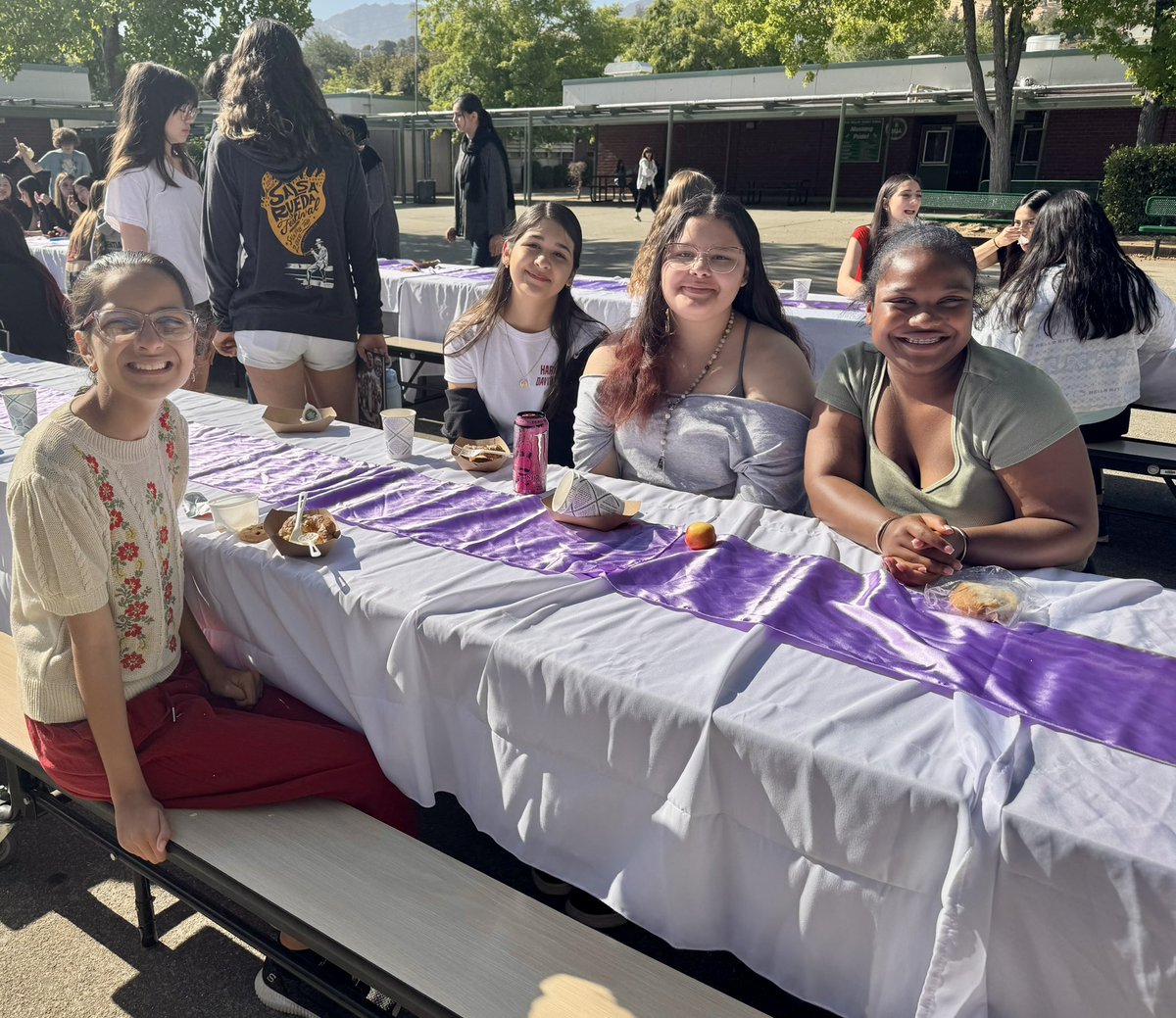 MustangsPHMS's tweet image. We had a great time celebrating our promoting class at our 8th Grade Breakfast this morning! #PHMSMustangsPRIDE 💚🐎🎉 @MtDiabloUSD