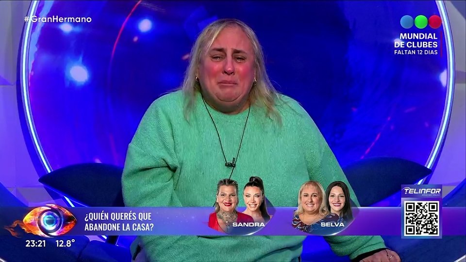 Hace dias que la veo llorando, parece que lograron desestabilizarla, era cuestion de tiempo, es facil entrar a molestar a los que estaban encerrado hace meses #GranHermano