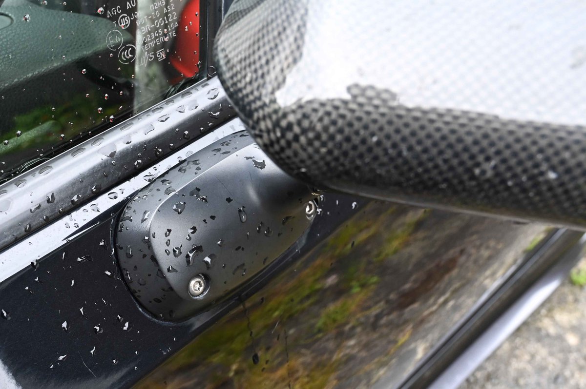 積込みついでに洗車用小ブラシでモールやエンジンルームの細部洗浄
だいぶきたねえ