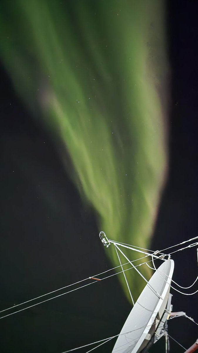 SMN_Argentina's tweet photo. ¡Auroras Australes en la Base Belgrano II! 🇦🇶

Así se vive este increíble espectáculo natural desde nuestra Antártida. El video capta a la perfección el movimiento de las luces en el cielo, mientras el viento antártico acompaña de fondo la escena 🤩

¿Alguna vez viste algo así? https://t.co/fnFdllLmFC