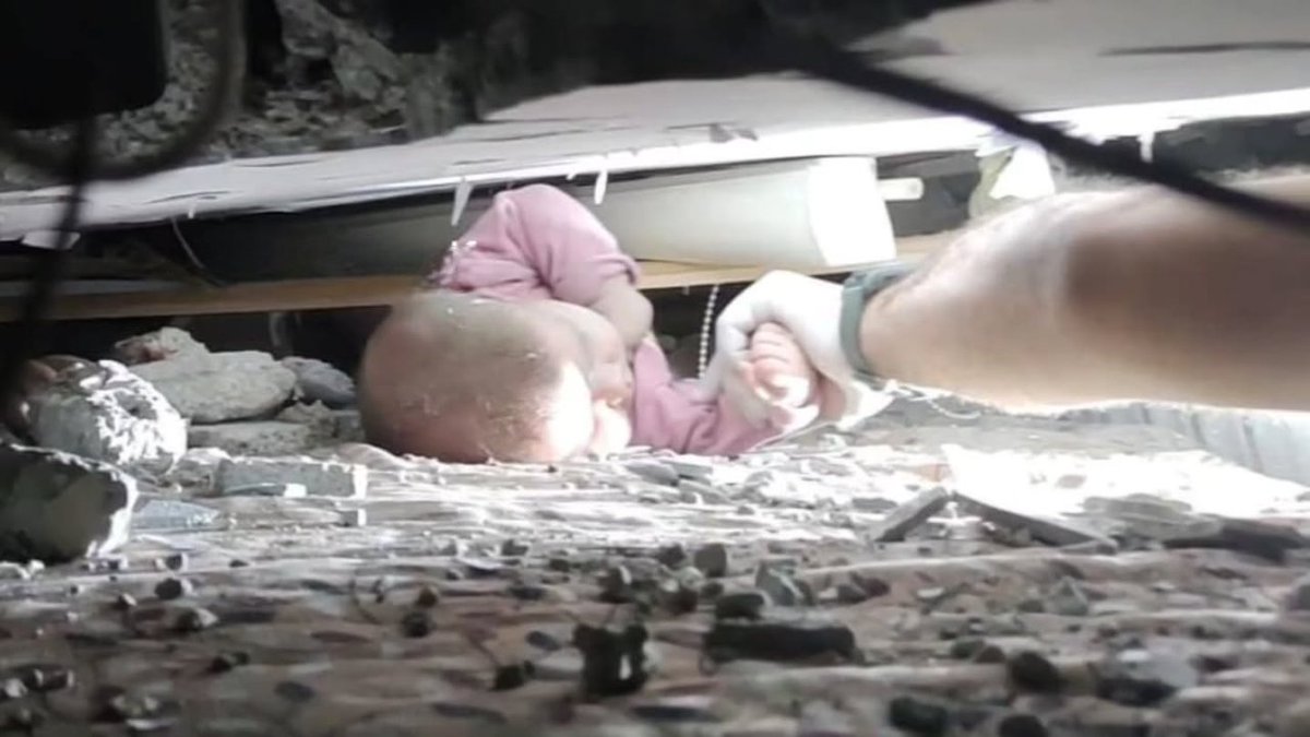 DaniMayakovski's tweet image. No es la escena de una película, son los bebés palestinos siendo enterrados vivos esta noche por "Israel", que bombardeó un edificio usado como refugio en la calle Al-Sina'a, oeste de la ciudad de Gaza.

Un mundo que mira a otro lado mientras entierran vivos a bebés no es humano.