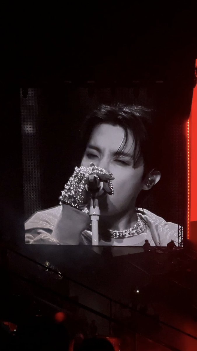 Common_Holly_7's tweet photo. J-HOOOOOOOOOPE
#HopeOnTheStage https://t.co/SQz3buOYfq
