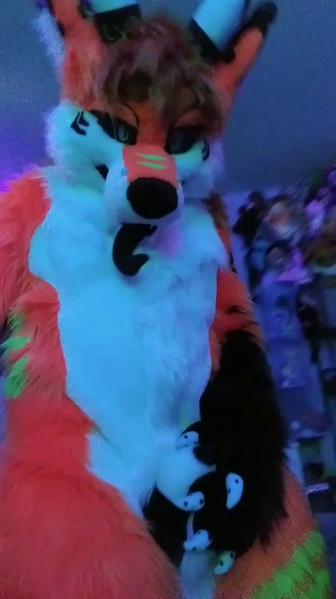 Come on down for a snacc? ;3

<a href="/smitten4mittenz/">Mittens</a>
 / <a href="/thegoldenmaw/">Golden Maw</a>