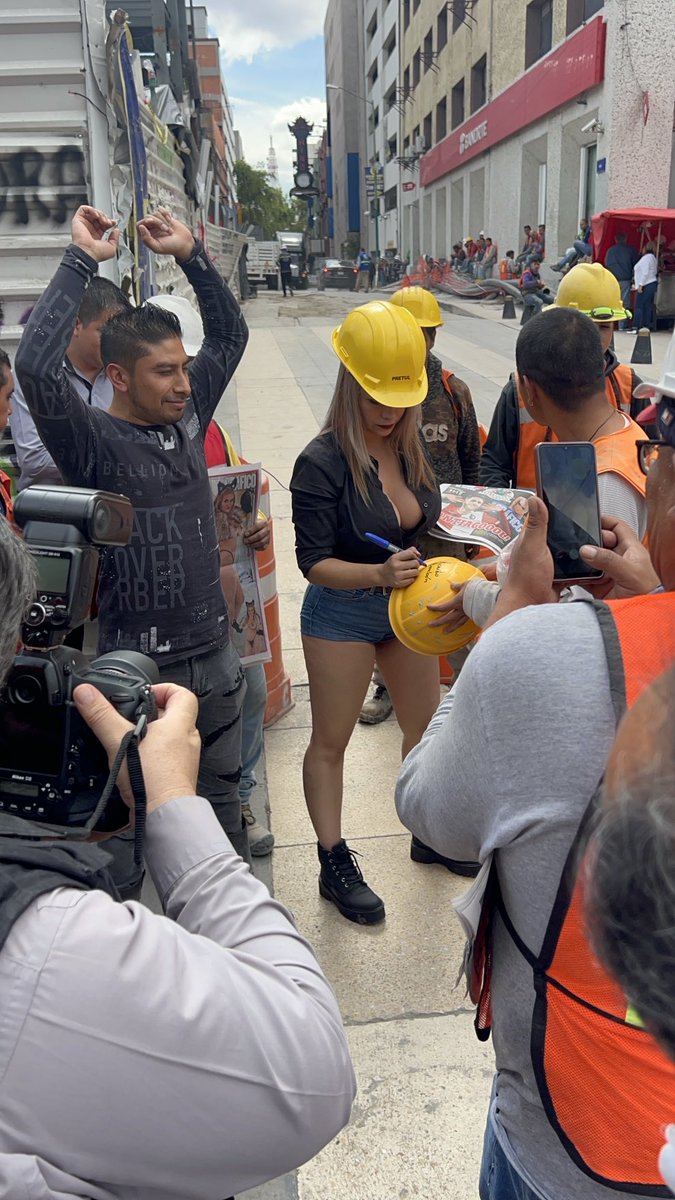 En el Jale firmando cascos de la obra 
Se revolver el cemento
