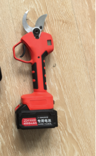 Biaohanhardware's tweet image. 21V Brushless electric pruning shears

Blade Material: SK5 
Handle Material:rubber coated 
Finishing: Nylon Pruner 
Type:Ratchet 
Battery:Li-battery
 Cutting Dia: 40mm 
#BrushlessCordlessElectricPruningShears$HandPruner #TreeTrimmer# BranchCutter# PruningShears#Gardeningtools#