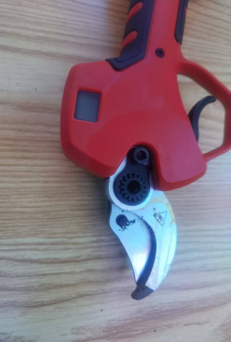 Biaohanhardware's tweet image. 21V Brushless electric pruning shears

Blade Material: SK5 
Handle Material:rubber coated 
Finishing: Nylon Pruner 
Type:Ratchet 
Battery:Li-battery
 Cutting Dia: 40mm 
#BrushlessCordlessElectricPruningShears$HandPruner #TreeTrimmer# BranchCutter# PruningShears#Gardeningtools#