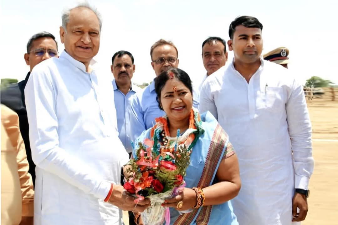 समाज गौरव
युवा नेतृत्व गरीब व मजदूर हितेषी सभी वर्गों को साथ लेकर चलने वाली धौलपुर की लोकप्रिय संघर्षशील,दबंग विधायक श्रीमती शोभारानी बी.एल. कुशवाहा जी को जन्मदिन की ढेर सारी शुभकामनाएं 
<a href="/ShobhaRaniBL/">MLA ShobhaRani Kushwaha</a> <a href="/ashokgehlot51/">Ashok Gehlot</a>
#happybirthday