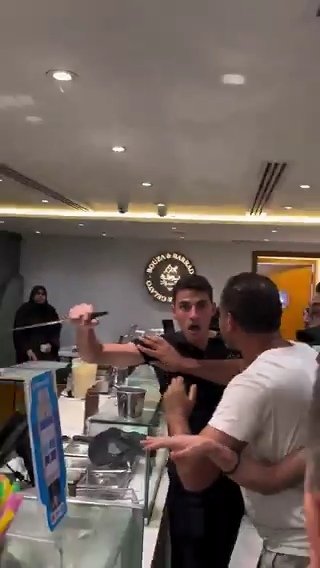 لابد أن لا يمر هذا الحادث مرور الكرام 
مطلوب من الحكومة التي وضعتنا في 
هذا المأزق أن تكثف من جهودها للتأكد 
من وجود التصاريح اللازمة لمشروعات 
ومحلات اللاجئين وتصاريح الإقامة 
والعمل سريعاً على ترحيلهم بعد استقرار 
الأوضاع في بلادهم قبل فوات الأوان