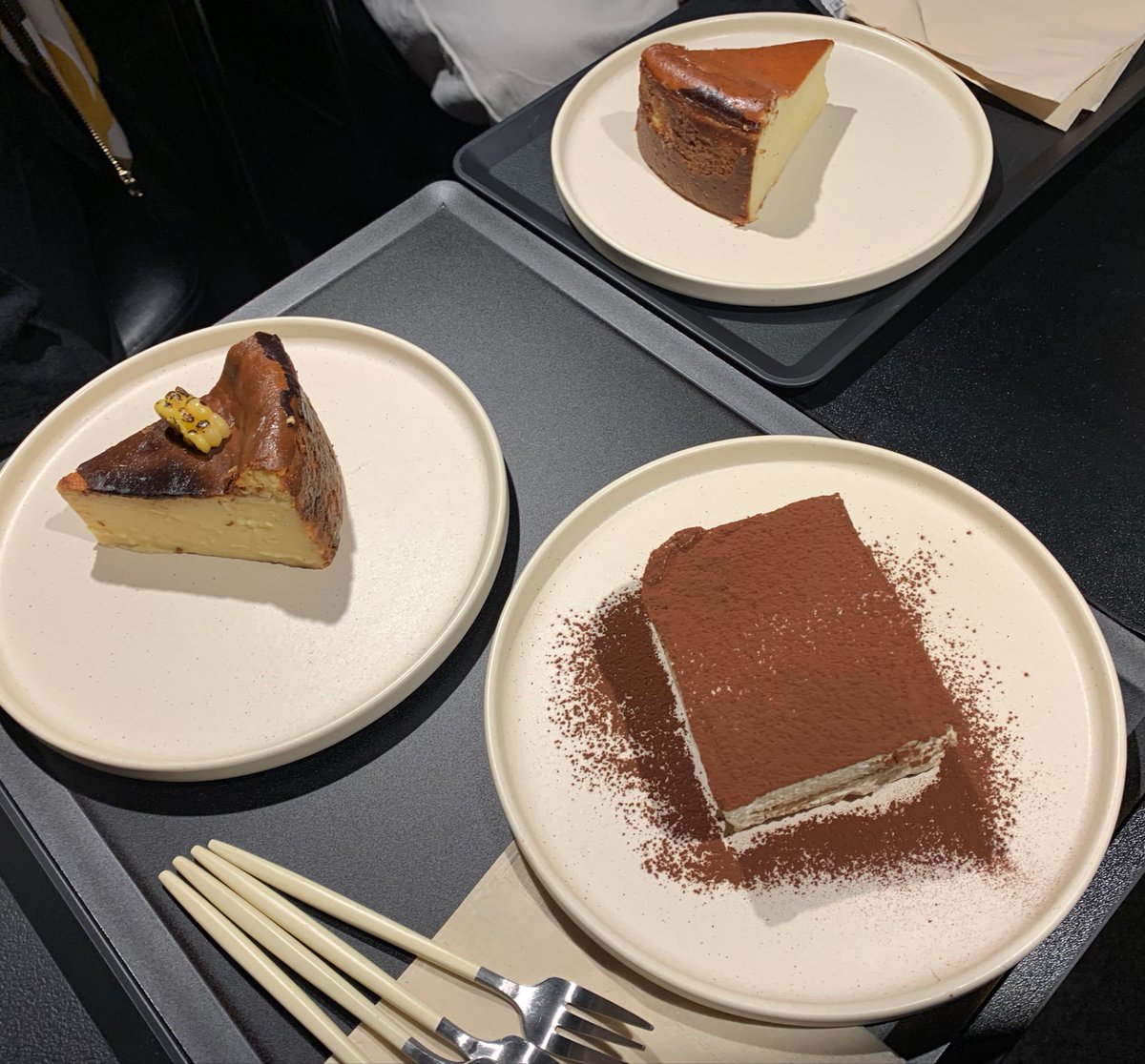 shibitton's tweet photo. 美味しいものも吸い込んだ！韓国語かたことでしか喋れないから、もっと文章でちゃんと話せるようになりたいな〜勉強勉強。
カフェはコーヒー大量なみなみ注いでくれるからうれすい https://t.co/JzFvufDdHC