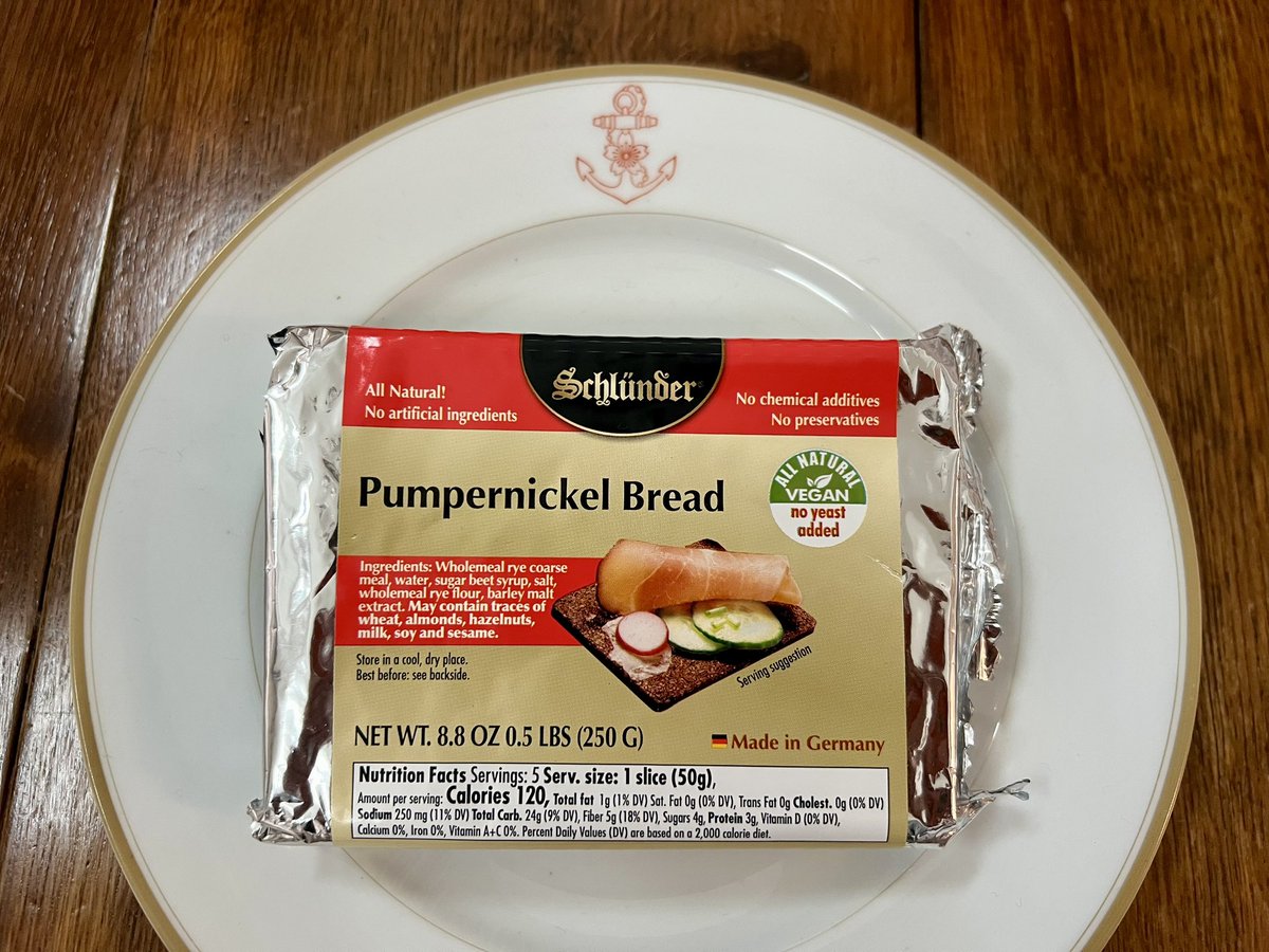 先日の千代田ガンルーム會の際に <a href="/luchsmarder1/">桜花</a> 様にお土産で頂戴したプンパニッケルブレッドをお昼にいただきました。ライ麦パンは甘さがあってみっちり。食べ応えがありますね〜♪( ´▽｀)
大満足でした！