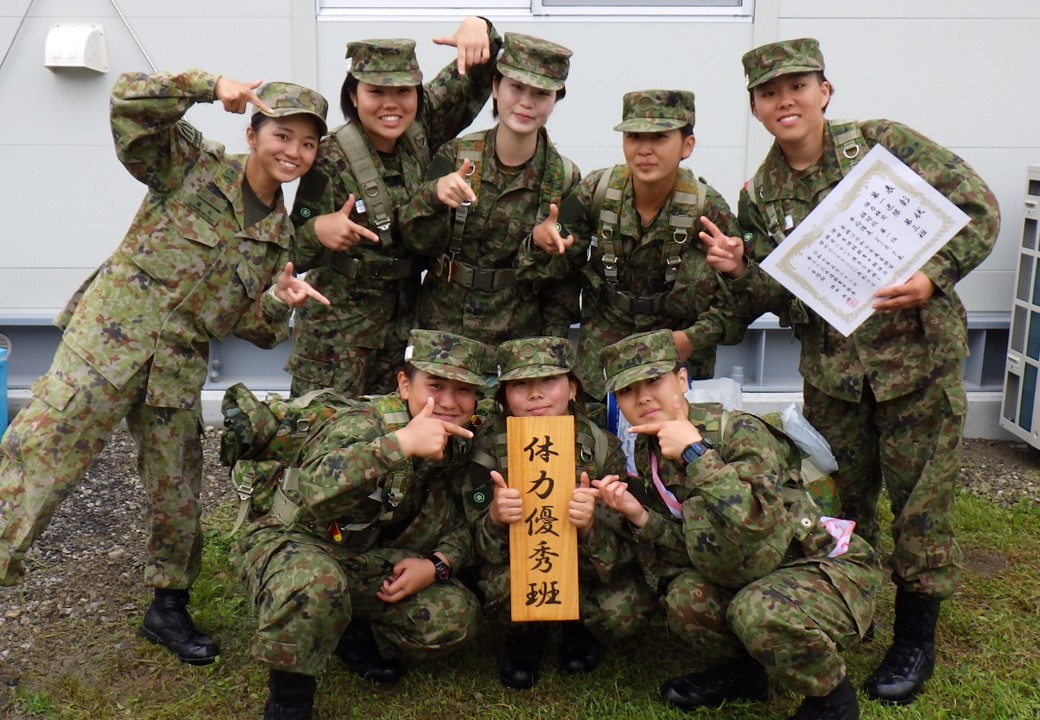 表彰式】 自衛官候補生が、体力検定と射撃検定の表彰を受けました