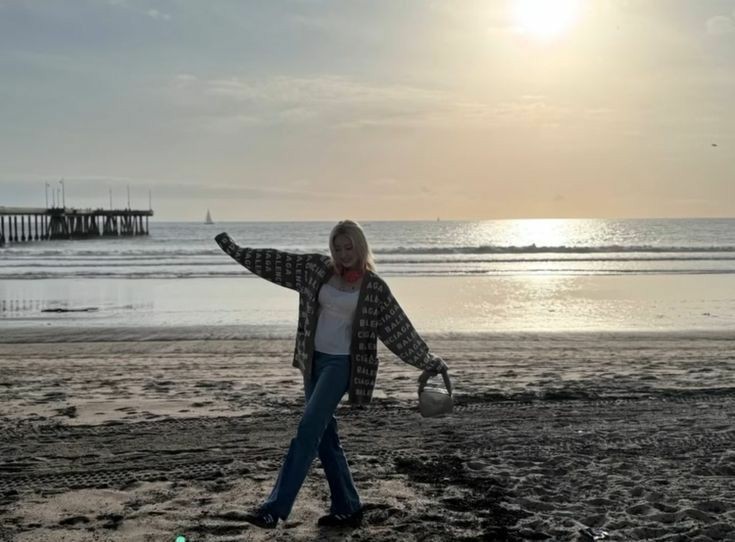 ⠀⠀⠀⠀⠀⠀⠀⠀⓵⃜⡷⃨❀⠀⠀pretty    little    girl
⠀⠀⠀⠀⠀⠀⠀⠀⠀⠀⠀on    the    beach. 🪸