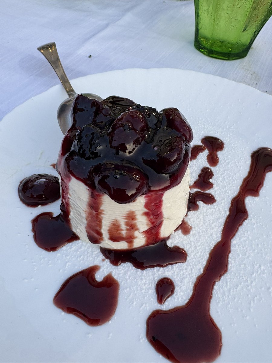 AAHamstra's tweet photo. Waarom Italië…? 🇮🇹 Naast lekker klimaatje ook lekker eten op je bordje elke keer weer! En dan heb ik het nog niet eens over hun ijs, tiramisu, pizza’s en pasta’s 😋 #italië #italie #elba #food https://t.co/4vqCX13HrF