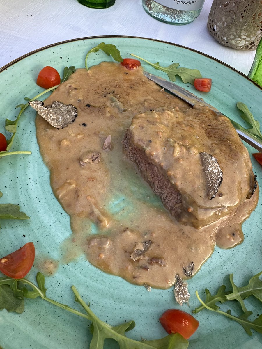 AAHamstra's tweet photo. Waarom Italië…? 🇮🇹 Naast lekker klimaatje ook lekker eten op je bordje elke keer weer! En dan heb ik het nog niet eens over hun ijs, tiramisu, pizza’s en pasta’s 😋 #italië #italie #elba #food https://t.co/4vqCX13HrF